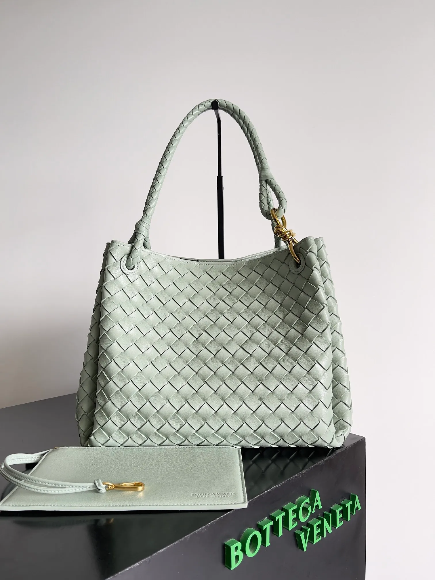 Batch 2660 24 early autumn new model Andiamo Parachute is made of a whole piece of woven leather. It is processed by folding stitching at the four corners. # Craftsmanship and creativity. The large size is atmospheric and practical. One of the must-selects for BV. It has a large space, can hold a computer, the shoulder strap is thick, and the upper shoulder is very comfortable. The large parachute can be carried on the body and can be carried on the body. The upper body is versatile and cute☺️ Style number: 796571 Size: 30*26*20cm